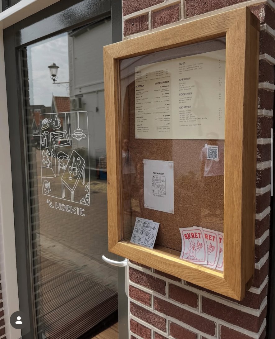 Eiken menukast aan de gevel